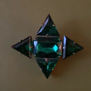 BEAUTIFUL EMERALD GREEN GLASS BROOCH 🍀